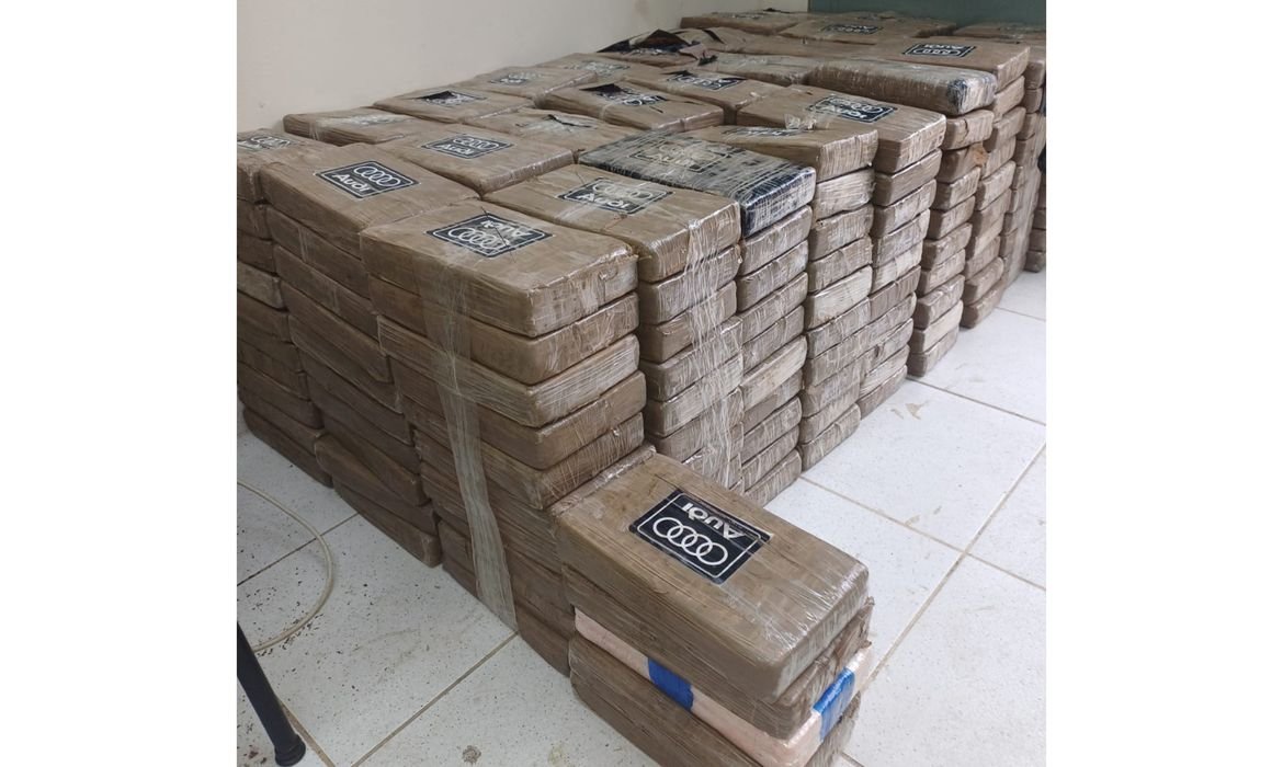 Mais de 1 tonelada de cocaína é apreendida e brasileiros são detidos durante operação internacional em alto mar