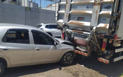 "Carro está cravado aqui": Acidente com caminhão deixa ferido no Centro de Novo Hamburgo
