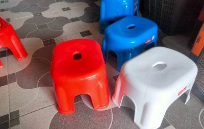 Para que serve o buraco no meio do banco de plástico? Motivo vai além do que você imagina