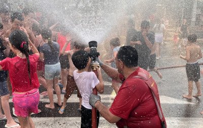 VÍDEO: Criançada se diverte em tarde com sensação térmica próxima dos 40°C no Vale do Sinos