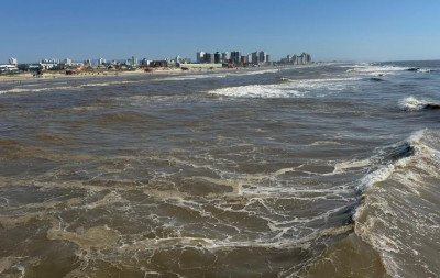Vento nordestão perde força e mar "chocolatão" volta a predominar no litoral norte