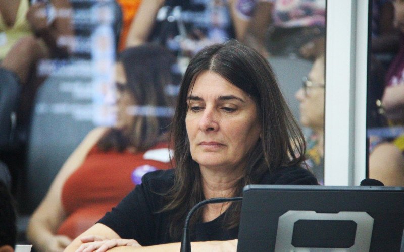 Professora Luciana Martins manteve-se em silêncio ao ouvir decisão pela retirada do projeto | abc+
