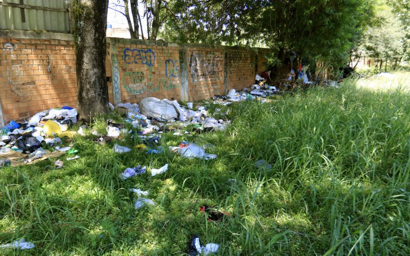 Lixo acumulado na Praça Paulino Cândido Vignochi, no Fátima | abc+