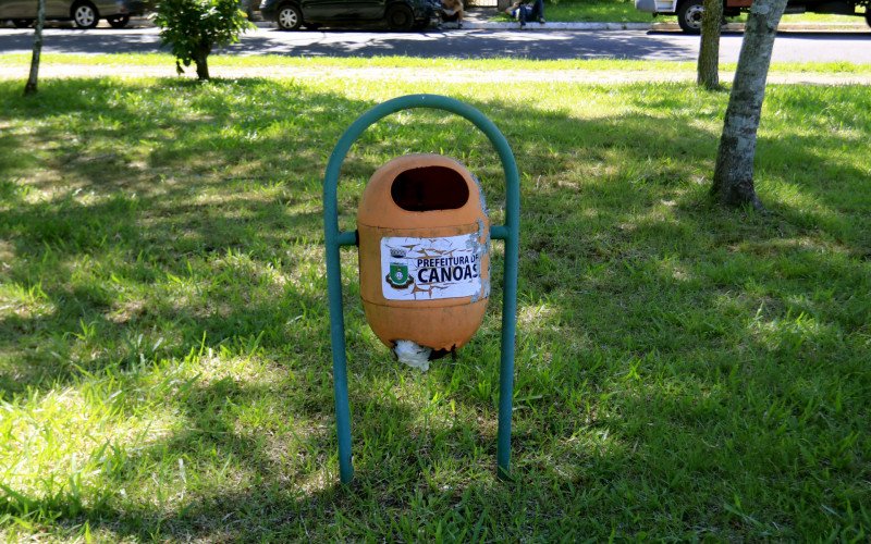 Lixeira na praça Jardim do Lago | abc+