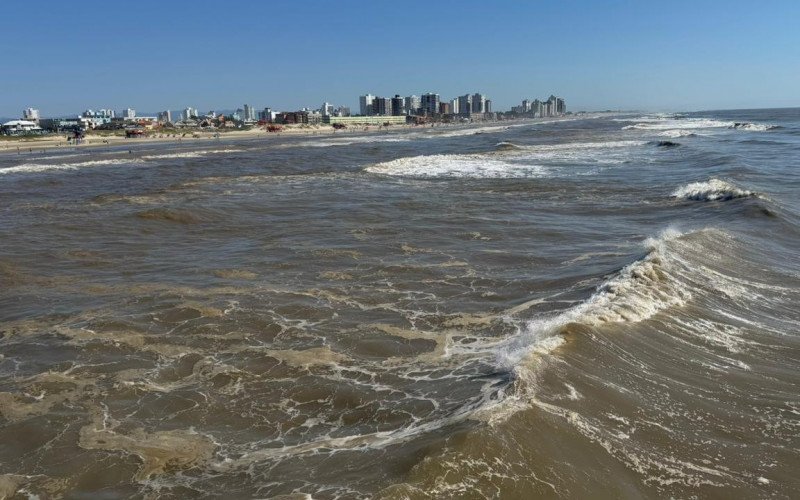 Mar chocolatão volta a predominar no litoral