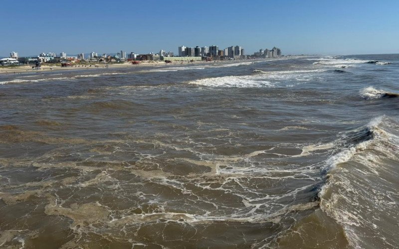 Mar chocolatão volta a predominar no litoral