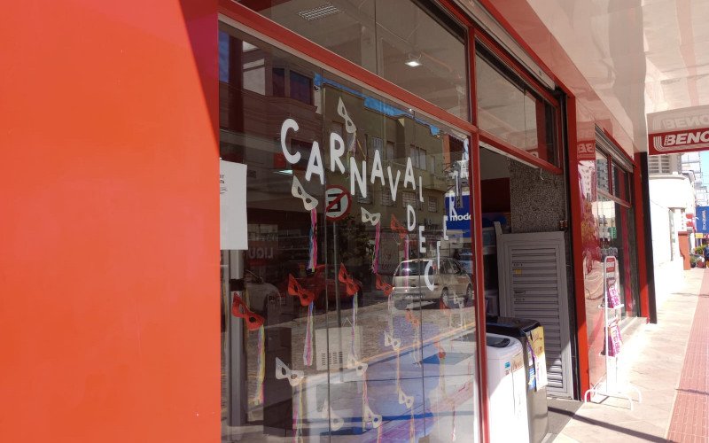 Nas vitrines, comércio busca atrair o consumidor no carnaval 
