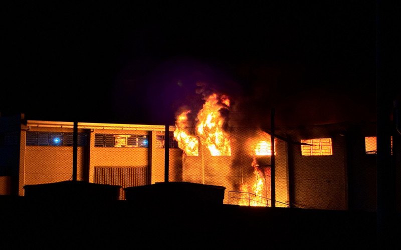 Incêndio de grandes proporções atinge indústria em Novo Hamburgo