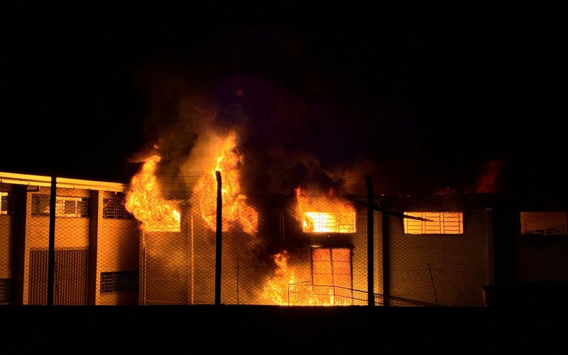 Incêndio de grandes proporções atinge indústria em Novo Hamburgo