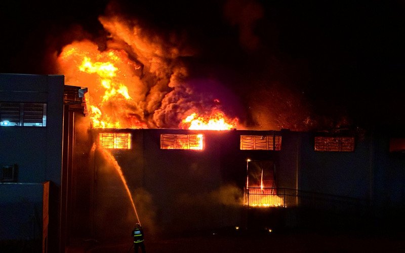 Incêndio de grandes proporções atinge indústria em Novo Hamburgo