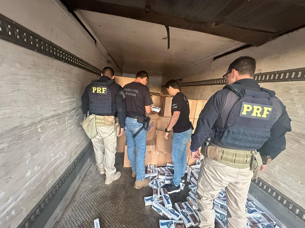 Mais de 125 mil maços de cigarros em baú: Produtos contrabandeados por suspeitos da região são encontrados pela PRF