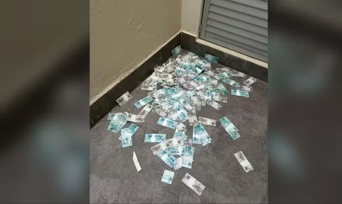 VÍDEO: Dinheiro é jogado pela janela durante operação da PF em Balneário Camboriú