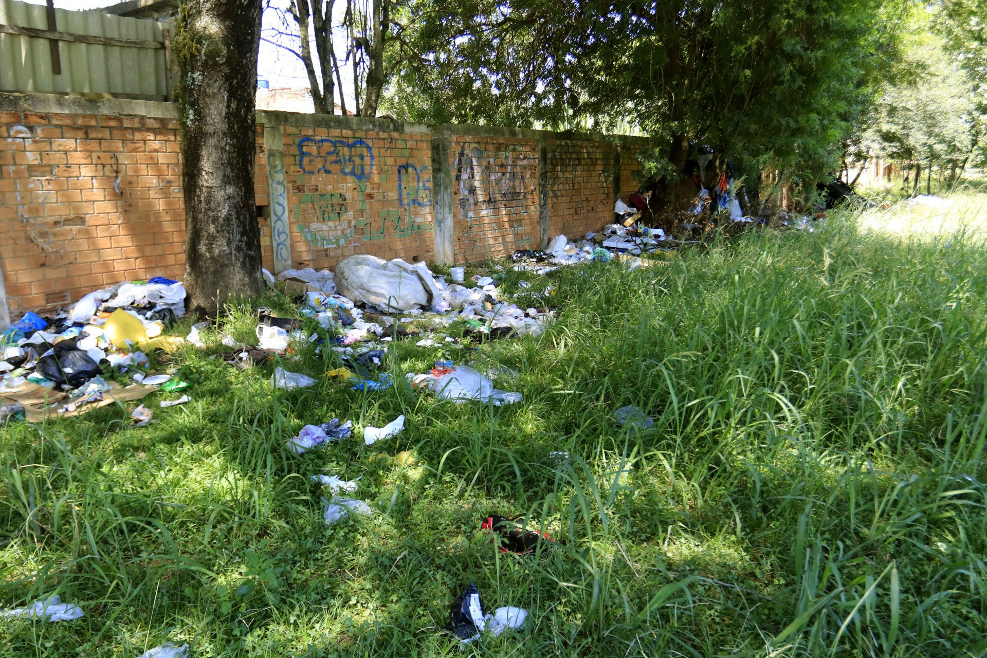 Moradores relatam abandono e falta de manuten&ccedil;&atilde;o em pra&ccedil;as de Canoas