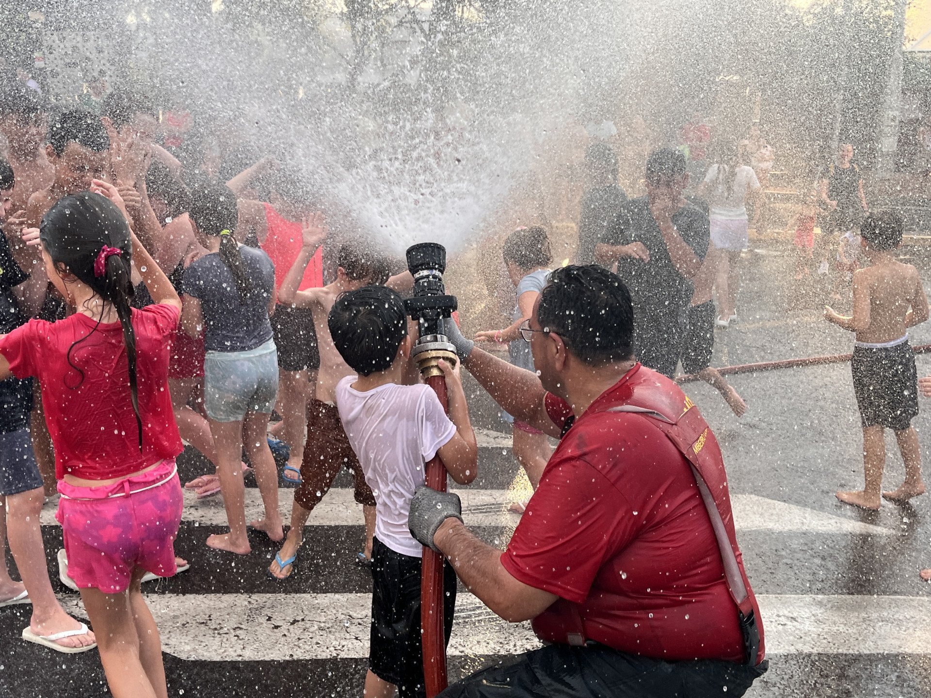 VÍDEO: Criançada se diverte em tarde com sensação térmica próxima dos 40°C no Vale do Sinos