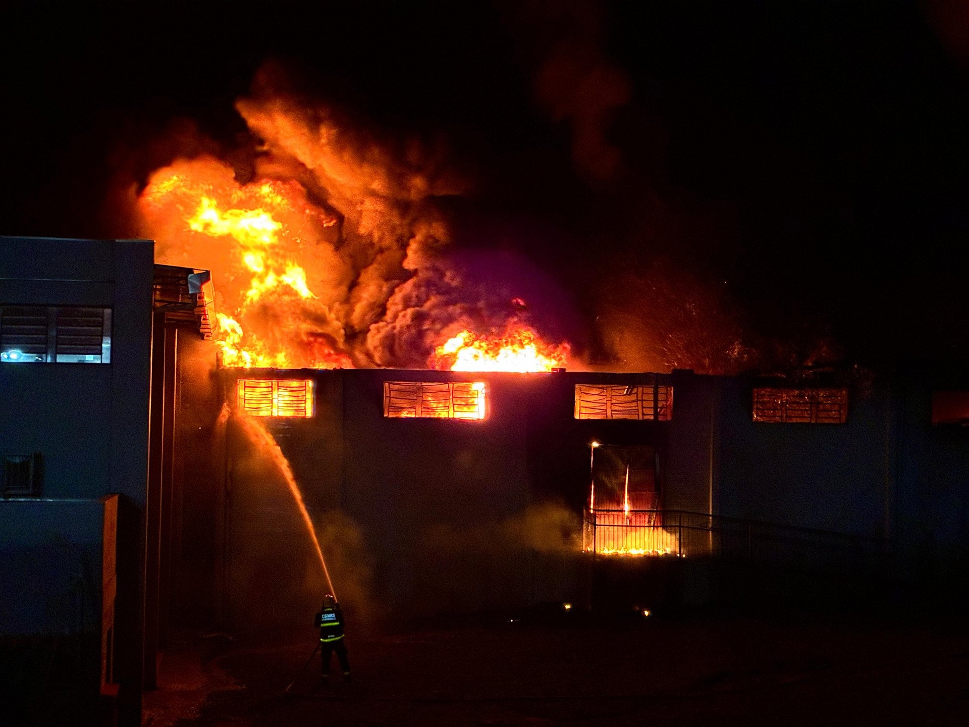 VÍDEO: Incêndio de grandes proporções atinge indústria em Novo Hamburgo