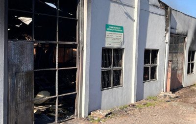 Focos de incêndio ainda são vistos dentro de pavilhão e bombeiros ampliam área de isolamento em indústria têxtil