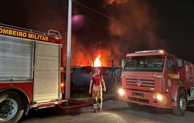 Após madrugada de combate ao fogo, bombeiros seguem atuando em indústria incendiada