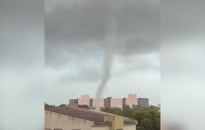 VÍDEO: Passagem de tornado assusta moradores e causa estragos em Pelotas
