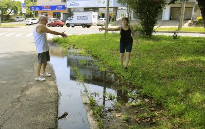 Moradores reclamam de vazamento e desperdício de água no bairro Igara