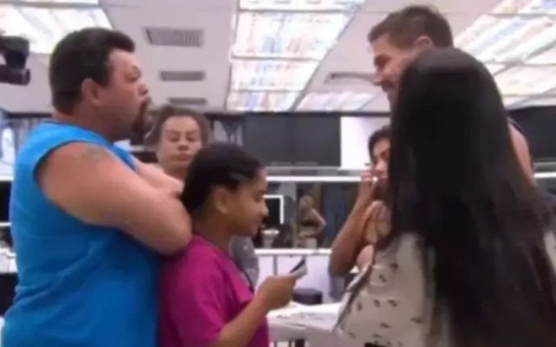 Milena teria apontado garfo para brother durante briga generalizada no BBB 26 | abc+
