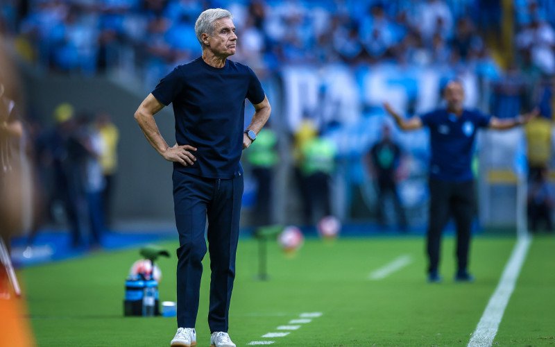 Jogadores do Grêmio defendem Luís Castro: “Não vale a pena apontar o dedo ao mister” | abc+