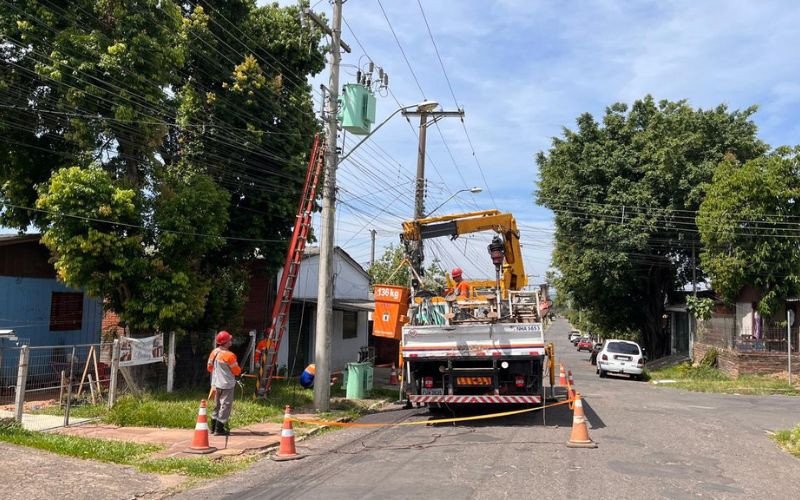 Equipe da concessionária de energia chegou no final da manhã e promete restabelecer a luz até o início da tarde | abc+