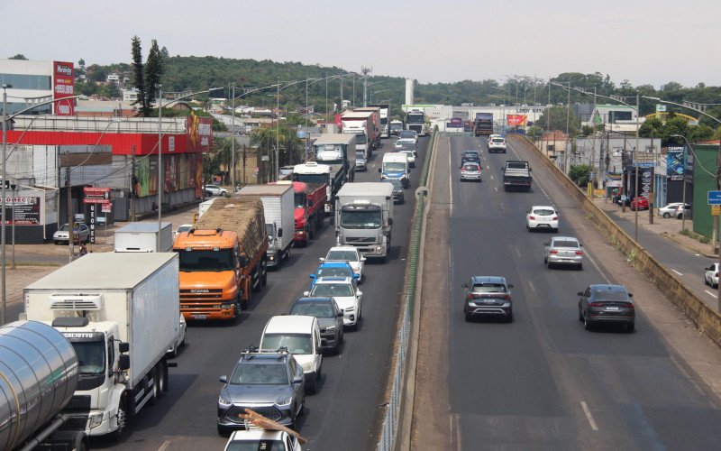 Motoristas desatentos acabam se envolvendo em colisões em congestionamentos