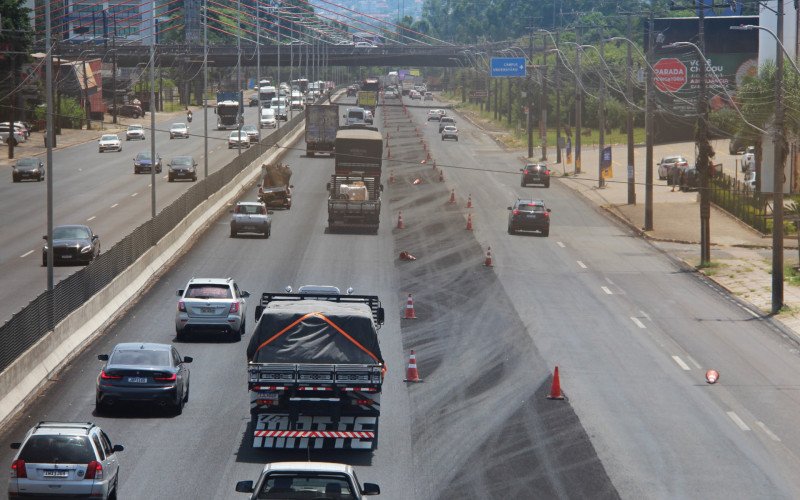 Cones de sinalização caídos sobre as faixas de rolamento podem causar acidentes.