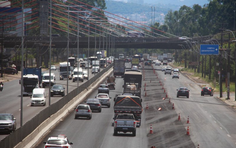 Cones de sinalização caídos sobre as faixas de rolamento podem causar acidentes.