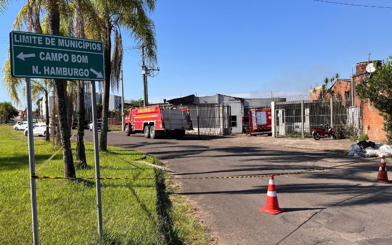 Bombeiros iniciam rescaldo das chamas no prédio da Wolfstore Indústria Têxtil, em Novo Hamburgo | abc+