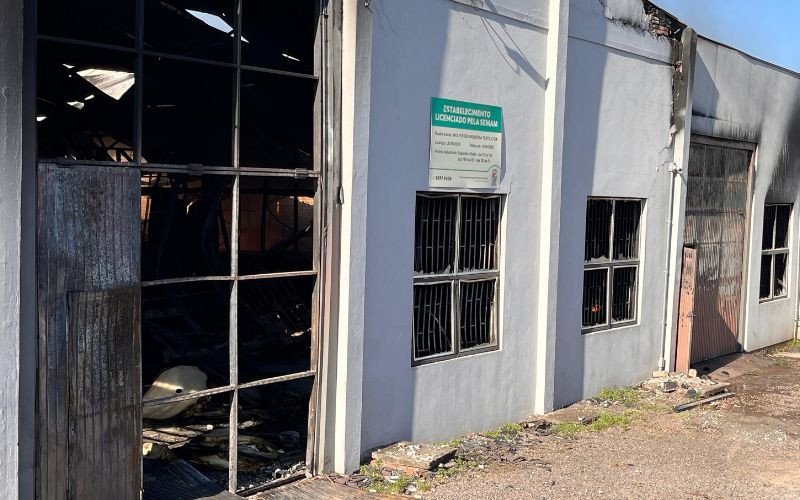 Bombeiros iniciam rescaldo das chamas no prédio da Wolfstore Indústria Têxtil, em Novo Hamburgo | abc+