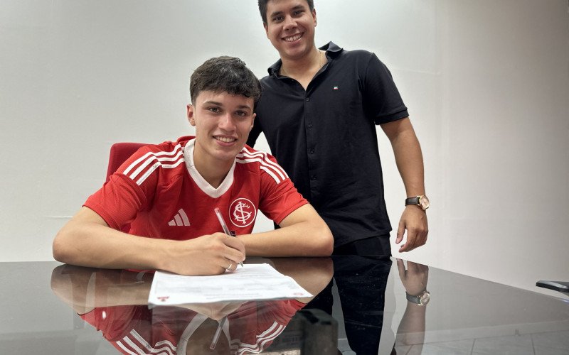 Kauã Diniz, 17, assinou contrato com o Colorado | abc+