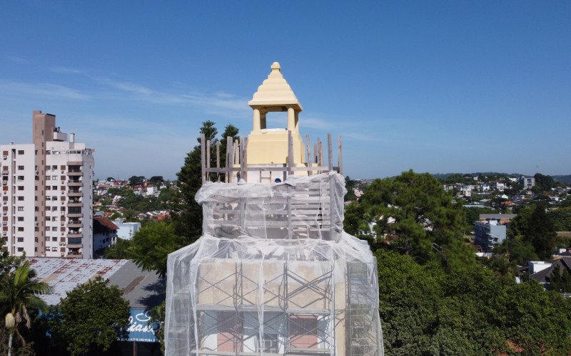 Topo do Monumento ao Imigrante j&aacute; pode ser visto com o avan&ccedil;o das reformas