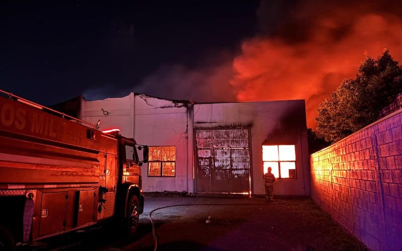 Combate a incêndio em indústria em Novo Hamburgo se estende pela madrugada