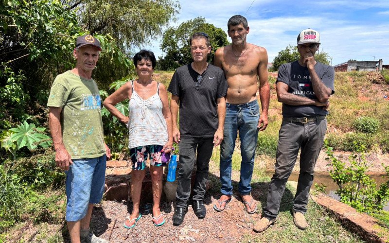 Jorge Correia, Isabel, Jorge Tatsch, x e Paulo, pedem retorno de passarela que liga a Vila Marrocos ao bairro Santo Afonso