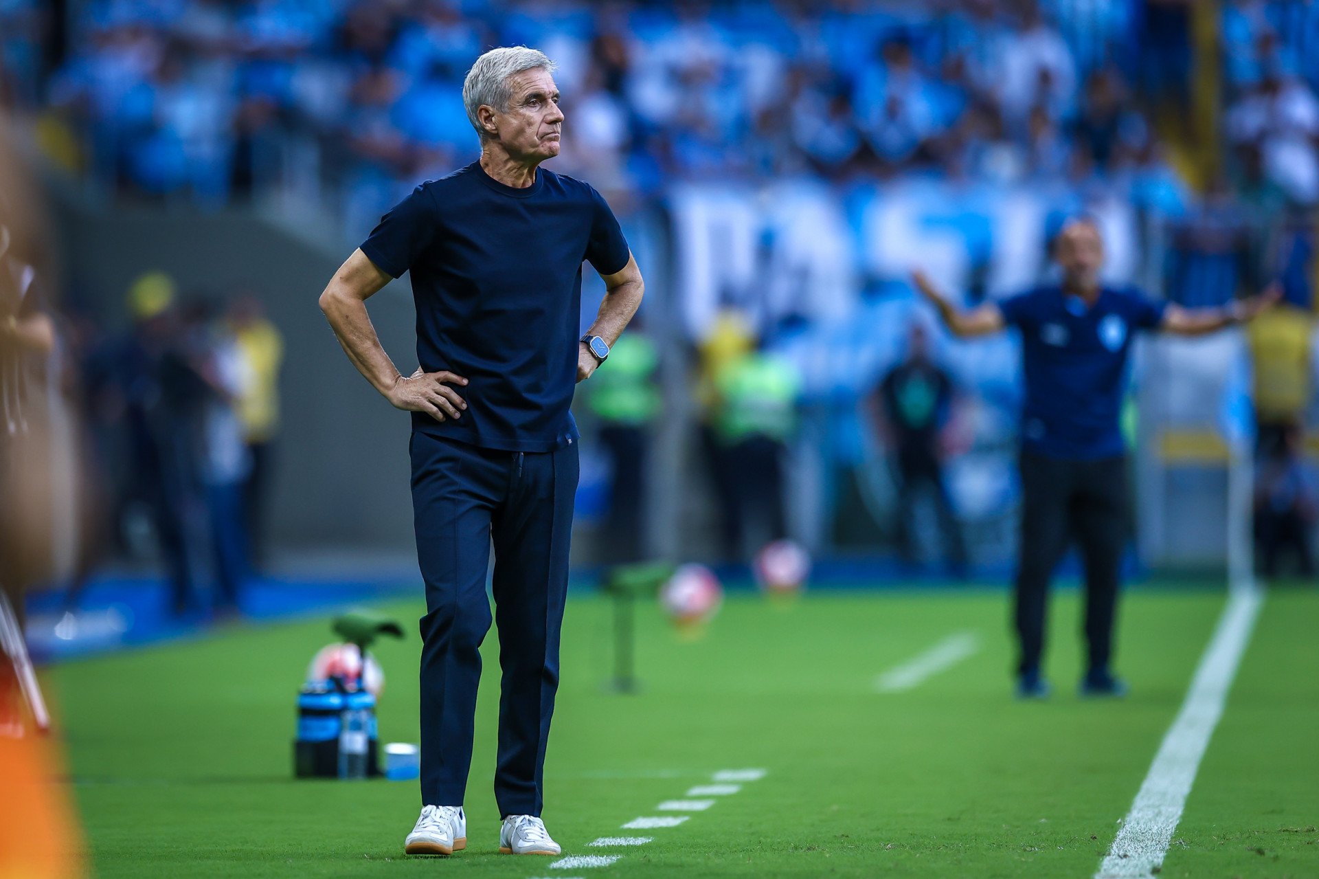 Jogadores do Gr&ecirc;mio defendem Lu&iacute;s Castro: &ldquo;N&atilde;o vale a pena apontar o dedo ao mister&rdquo;