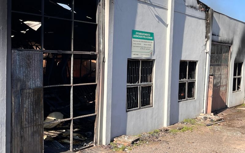 Focos de incêndio ainda são vistos dentro de pavilhão e bombeiros ampliam área de isolamento em indústria têxtil