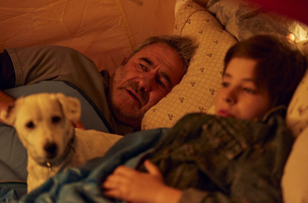 OSCAR 2026: Trailer de Sirât faz referência às falas de diretor sobre “ultranacionalismo brasileiro” e “votação em sapato”