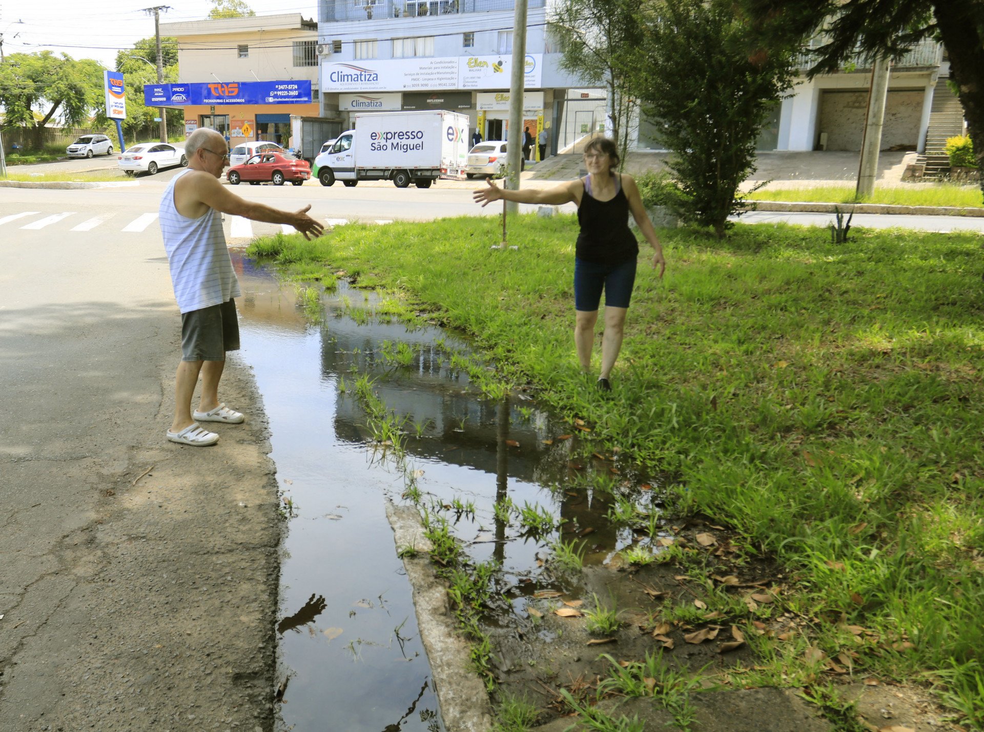 Moradores reclamam de vazamento e desperdício de água no bairro Igara