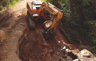 Quase um mês após cratera causar bloqueio em estrada, obras no bairro Lomba Grande são iniciadas