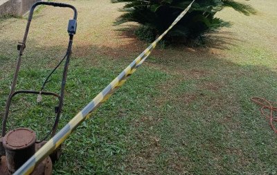 Mulher morre após ser eletrocutada enquanto cortava grama de casa