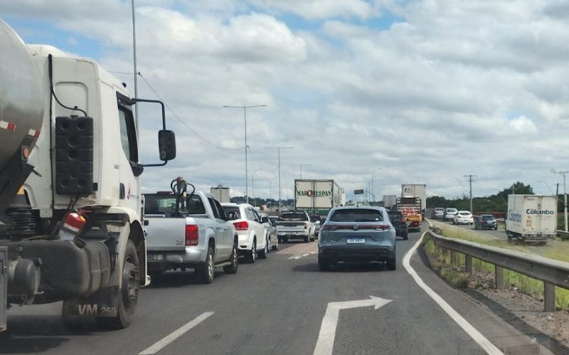 A sexta-feira (13), de pré-feriadão de carnaval, exige paciência dos motoristas com o grande congestionamento na BR-116 entre as pontes sobre o Rio dos Sinos e a Scharlau, em São Leopoldo. Obras estão ocorrendo logo após às pontes sobre o Sinos

