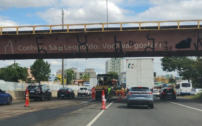 A sexta-feira (13), de pré-feriadão de carnaval, exige paciência dos motoristas com o grande congestionamento na BR-116 entre as pontes sobre o Rio dos Sinos e a Scharlau, em São Leopoldo. Obras estão ocorrendo logo após às pontes sobre o Sinos

