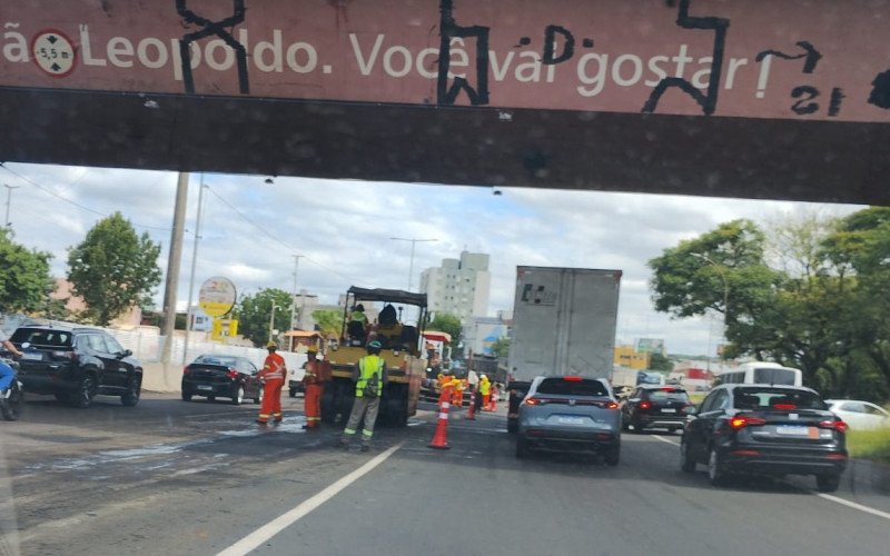 A sexta-feira (13), de pré-feriadão de carnaval, exige paciência dos motoristas com o grande congestionamento na BR-116 entre as pontes sobre o Rio dos Sinos e a Scharlau, em São Leopoldo. Obras estão ocorrendo logo após às pontes sobre o Sinos

