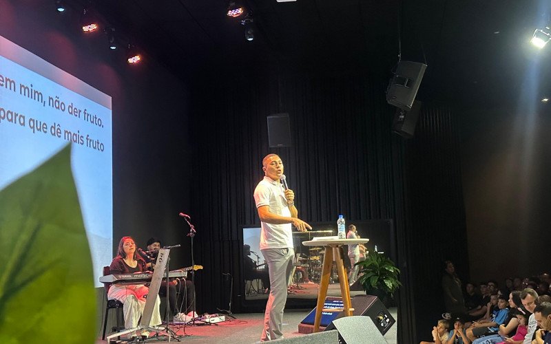 Carlos Vinícius participou de culto em Estância Velha | abc+