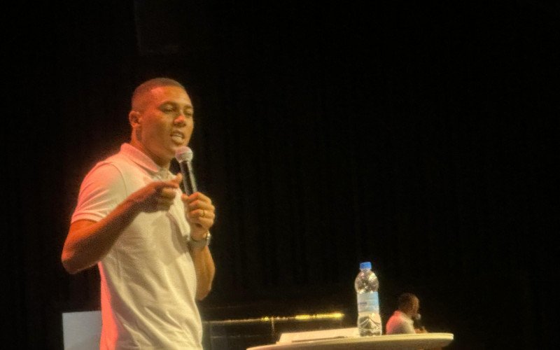 Carlos Vinícius participou de culto em Estância Velha | abc+