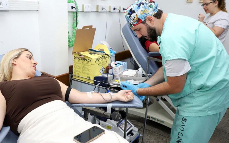 A primeira-dama de Esteio, Gabriela Fidellis, faz doação de sangue em ação de coleta no Hospital São Camilo no dia 11 de fevereiro