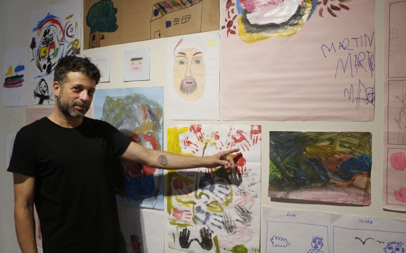 Professor Fabiano Gummo organizou a exposição de artes