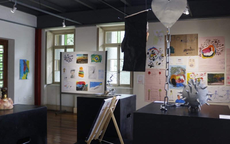 Exposição "Manual de Retratos em Processo" na Villa Mimosa 