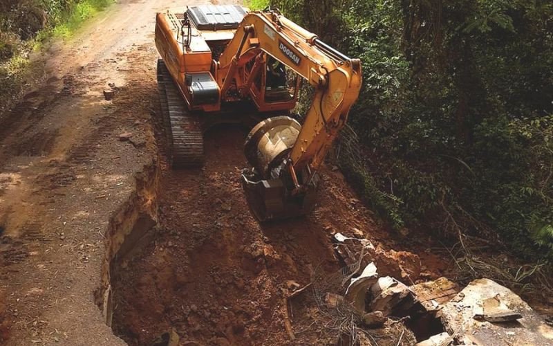 Quase um mês depois, começam as obras em estrada bloqueada por cratera no bairro Lomba Grande | abc+